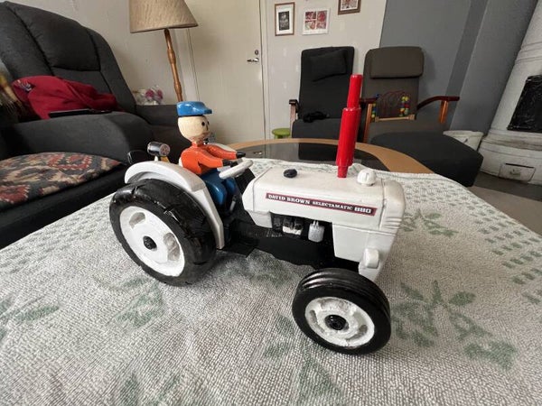 Pienoismalli , puu 1,, traktori kuljettajalla