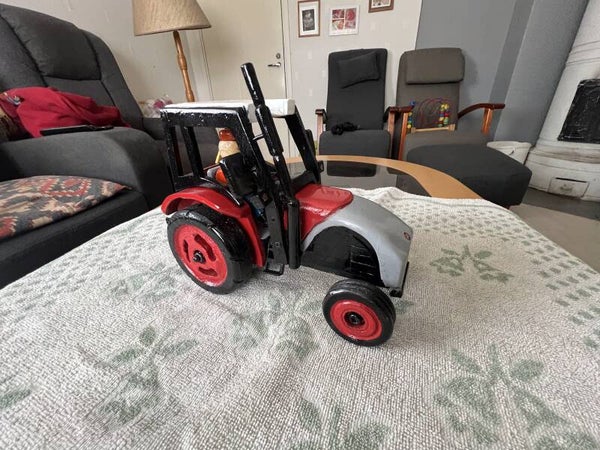 Pienoismalli , puu 3 , traktori hytillä ja  kuljettajalla