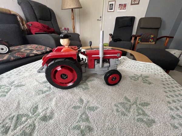 Pienoismalli, puu 4, traktori kuljettajalla