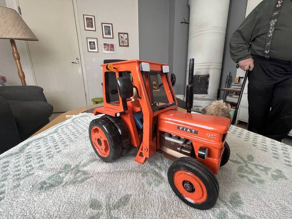 Pienoismalli, puu 5, traktori hytillä ja  kuljettajalla