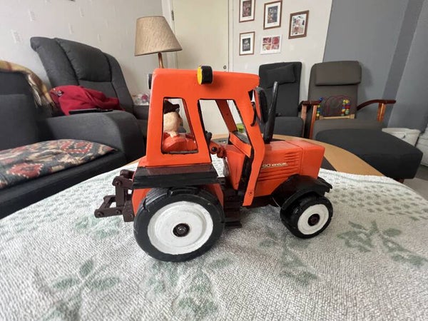 Pienoismalli, puu 6 , traktori hytillä ja  kuljettajalla