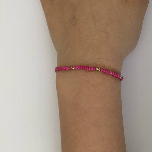 Roze met goud armbandje