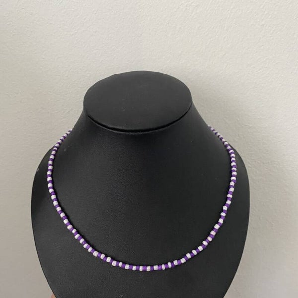 Paars met witte ketting