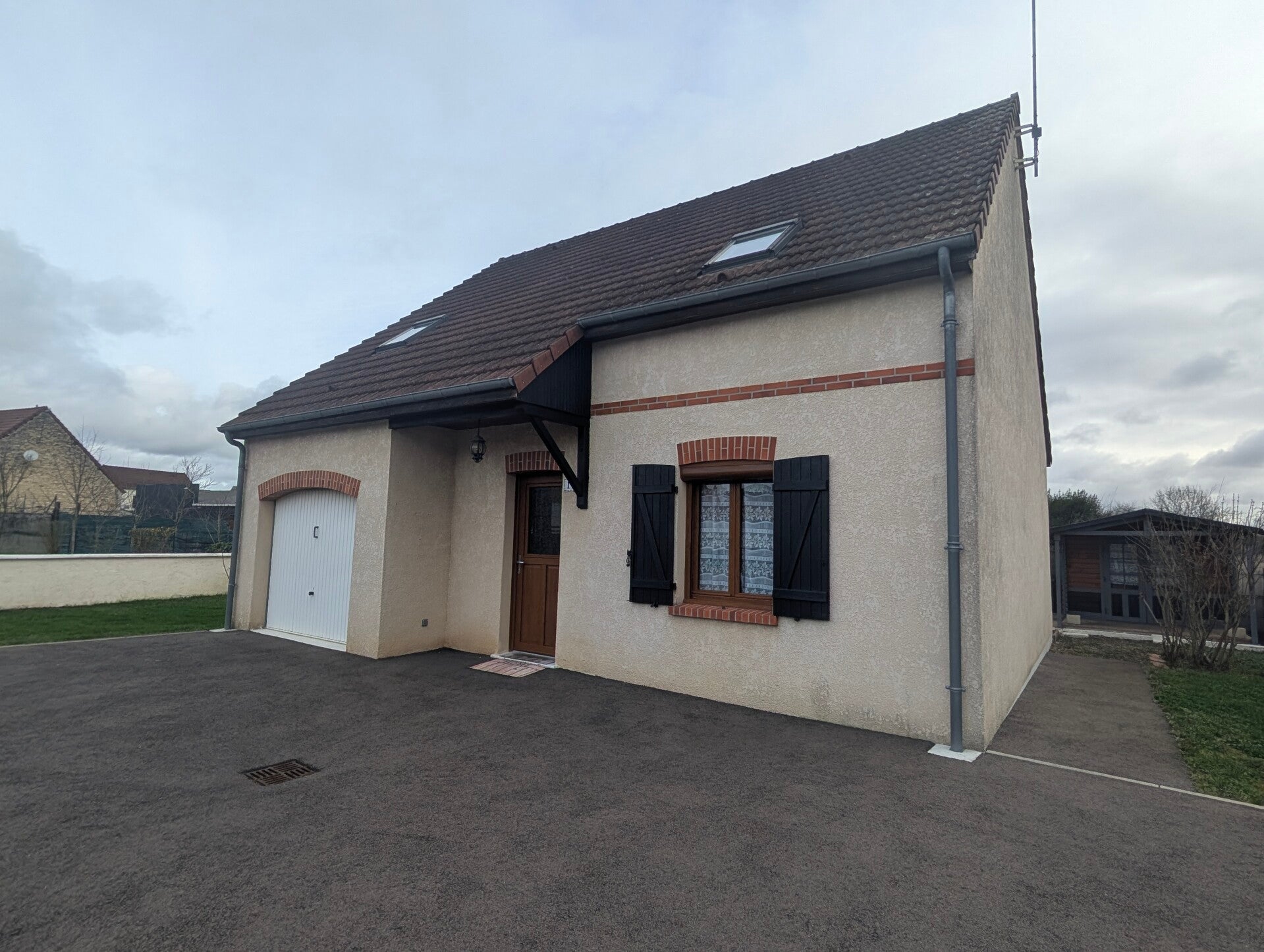 Maison familiale 101 m² – 4 chambres – Garage – Dépendance