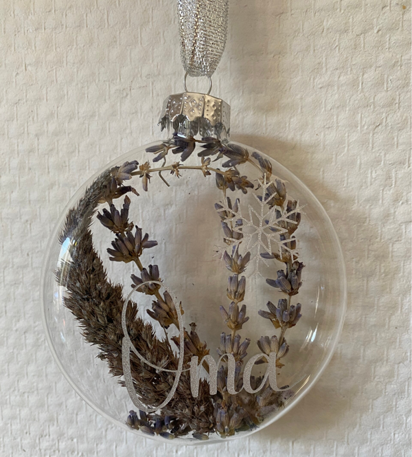Kerstbal met droogbloemen en opdruk