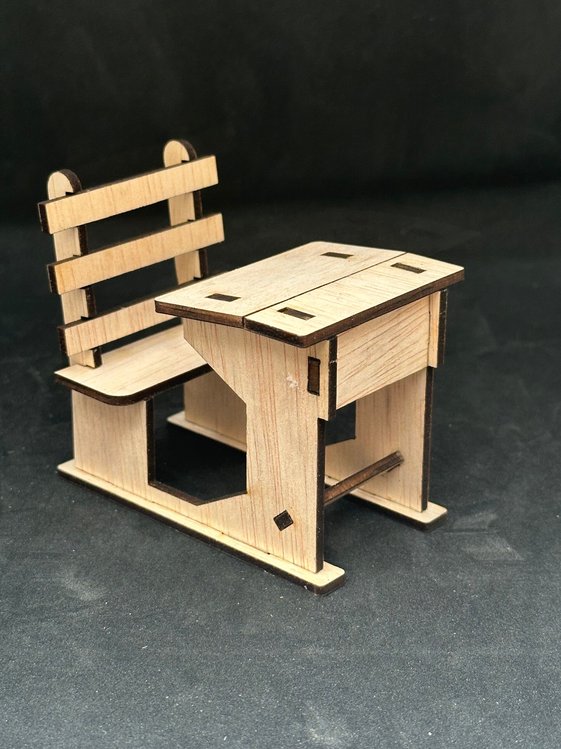 Miniatuur houten schoolbank – nostalgische decoratie