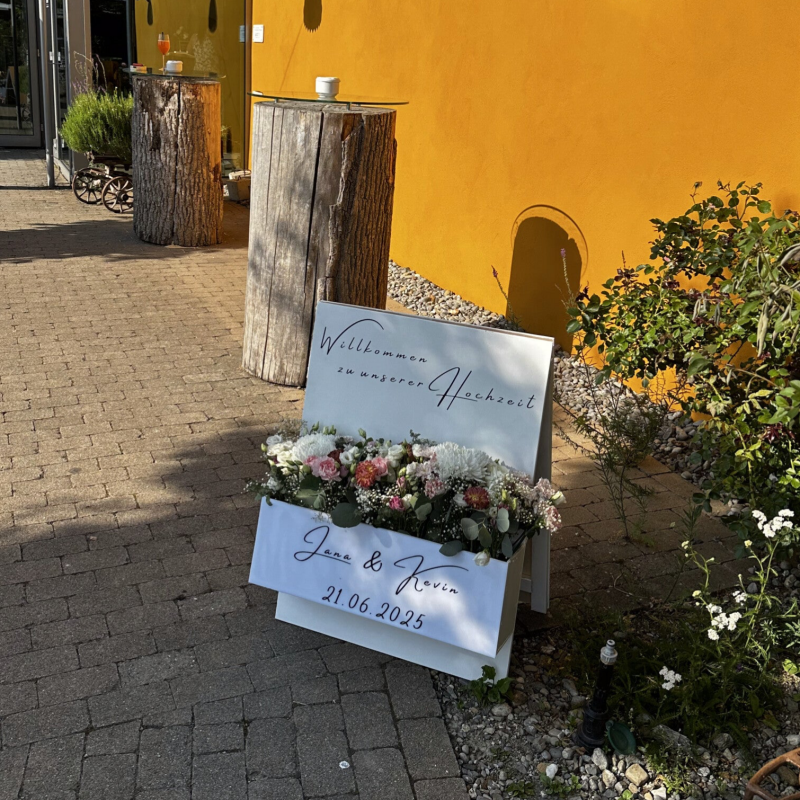 Willkommensschild ohne Blumen