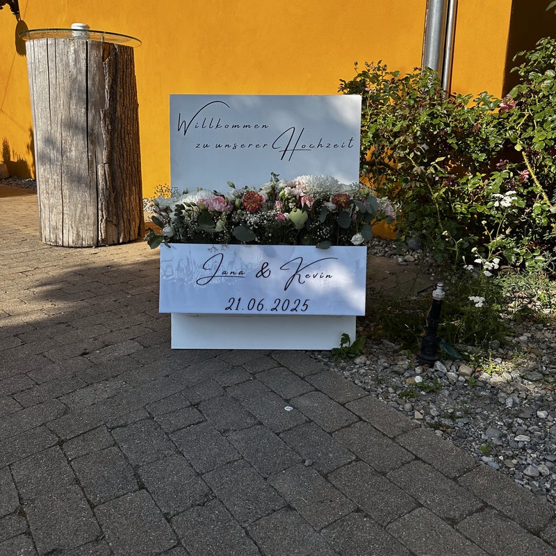 Willkommensschild mit Blumen