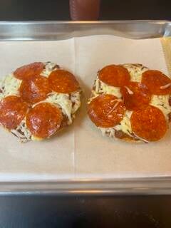 bagel pizza w/ mozzarella &amp; pepperoni