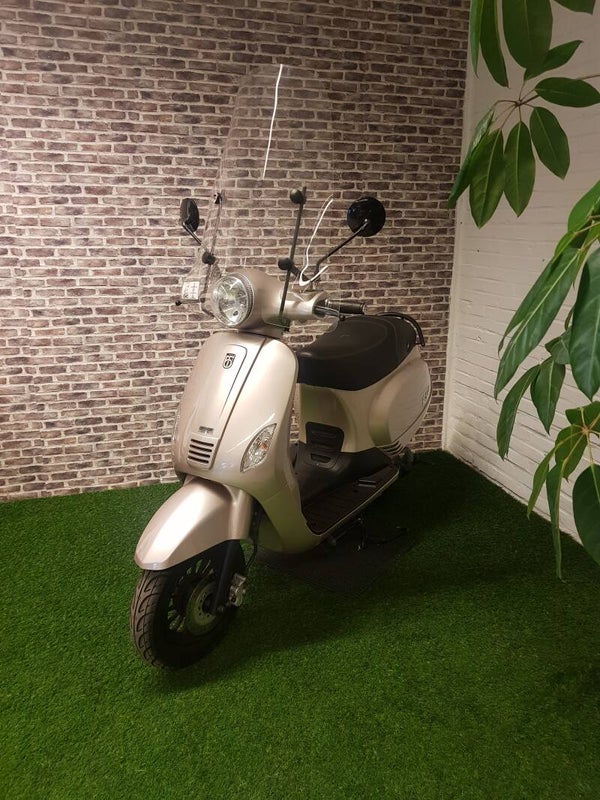Nette BTC RIVA brommer vespa look 2016