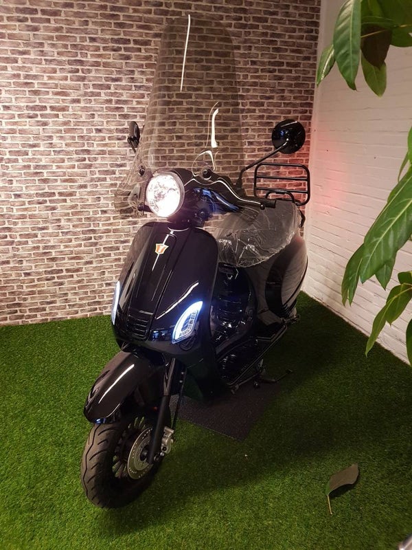 Actie! Nieuwe RSO Metalic zwart euro4 snorscooter vespalook 2020. Prijs all-in