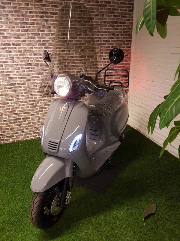 Actie! Nieuwe RSO nardo grijs euro4 snorscooter vespalook 2020. Prijs all-in   