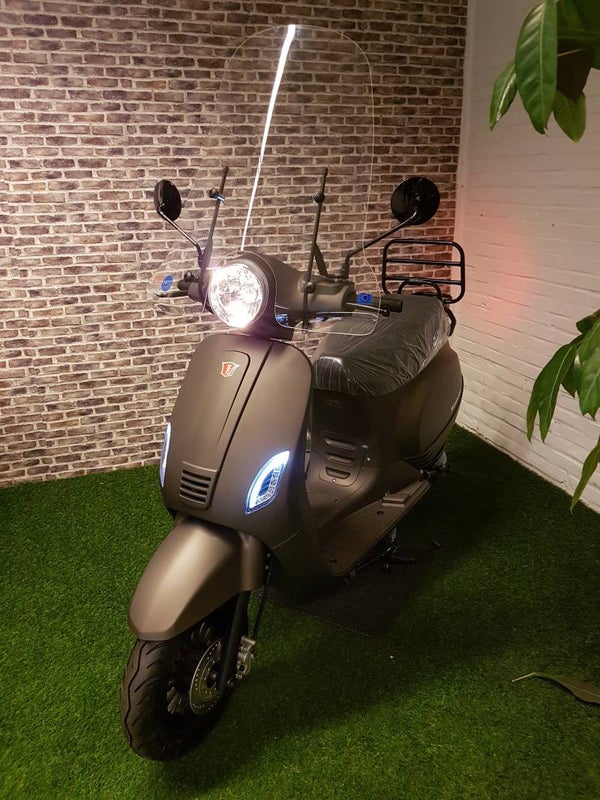 Actie! Nieuwe RSO Titanium euro4 snorscooter vespalook 2020. Prijs all-in