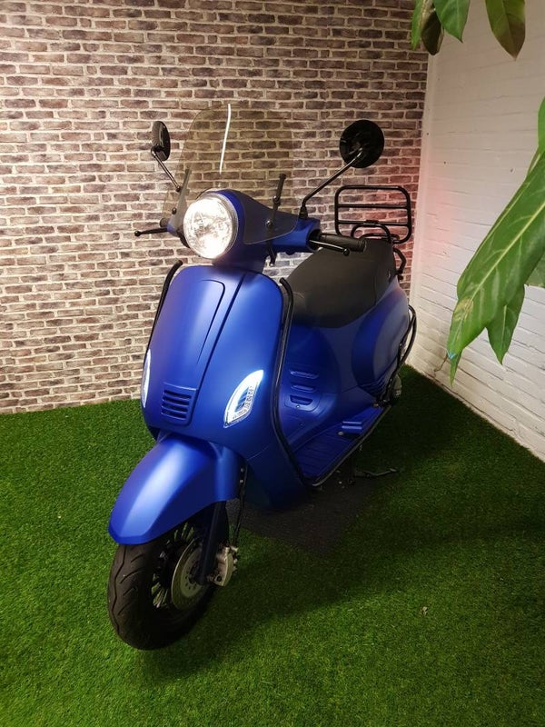 Zo goed als nieuwe AGM vx125 motorscooter