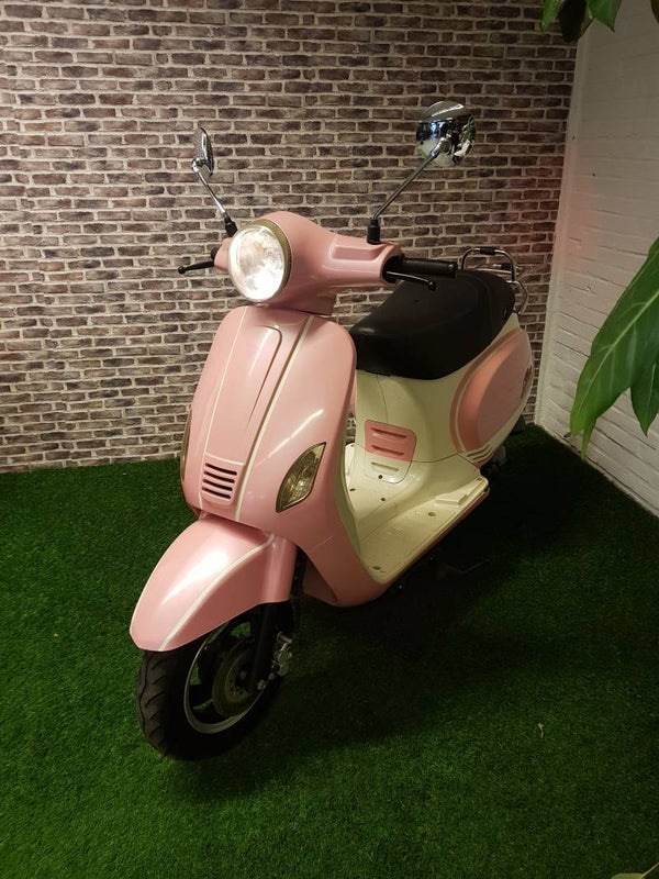 Roze Iva Lux snorscooter vespa look 2011