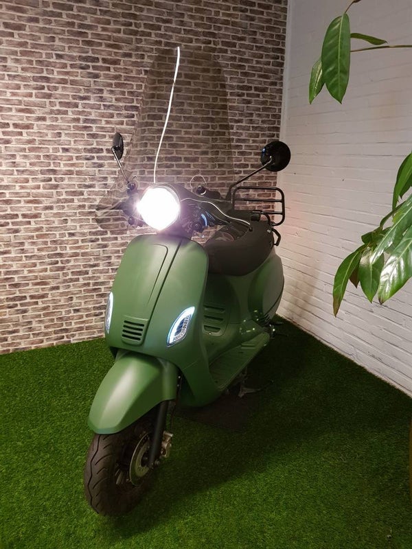 Zo goed als nieuwe AGM VX50 euro4 Brommer vespa look 2019  