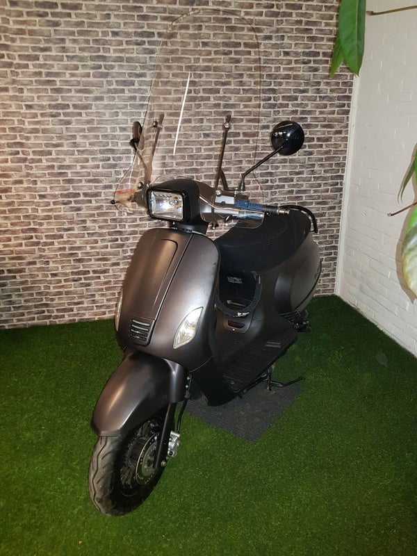 Nette La Souris Vespelini S snorscooter vespa look 2018