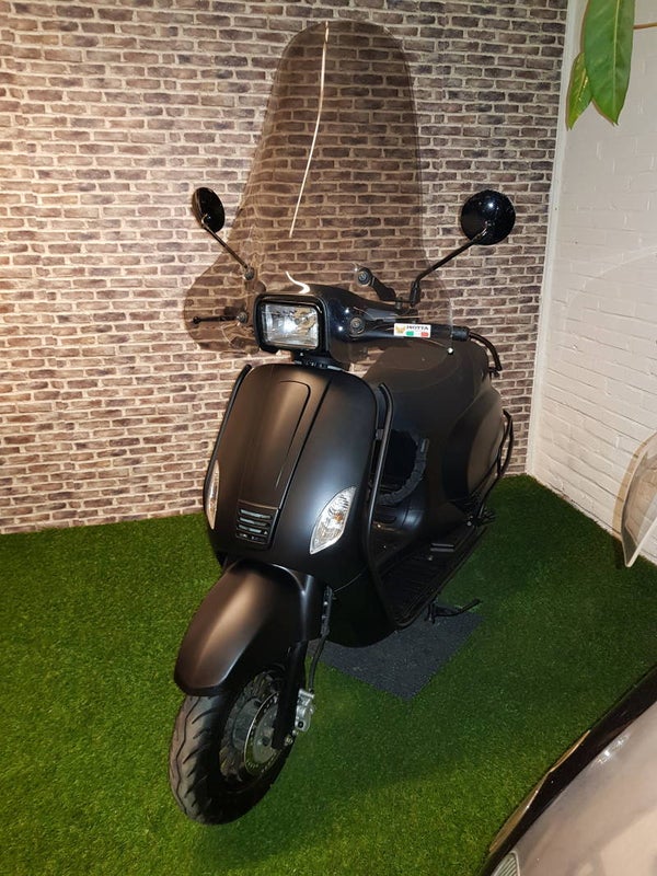 Zeer nette La Souris Vespelini S snorscooter vespa look 2017