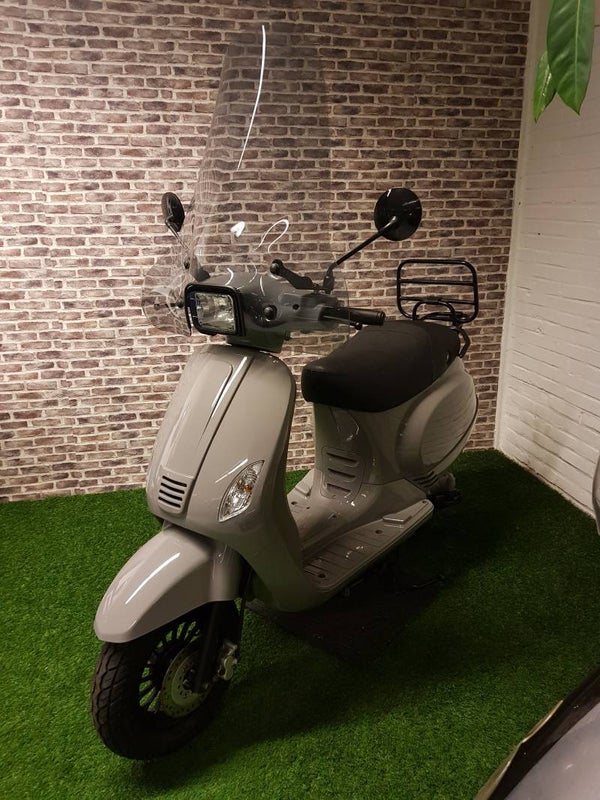Zeer nette La Souris Vespelini S snorscooter vespa look 2017
