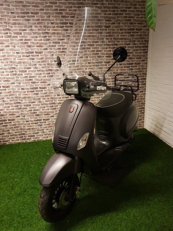 Zeer nette TYM snorscooter vespa look 2016! Laag km