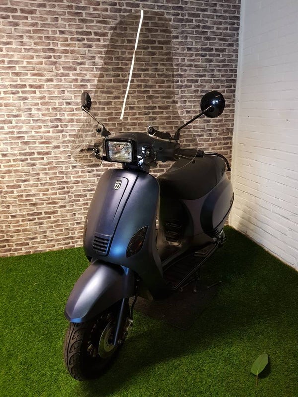 Zeer nette BTC RIVA snorscooter vespa look 2018! Kameleon 