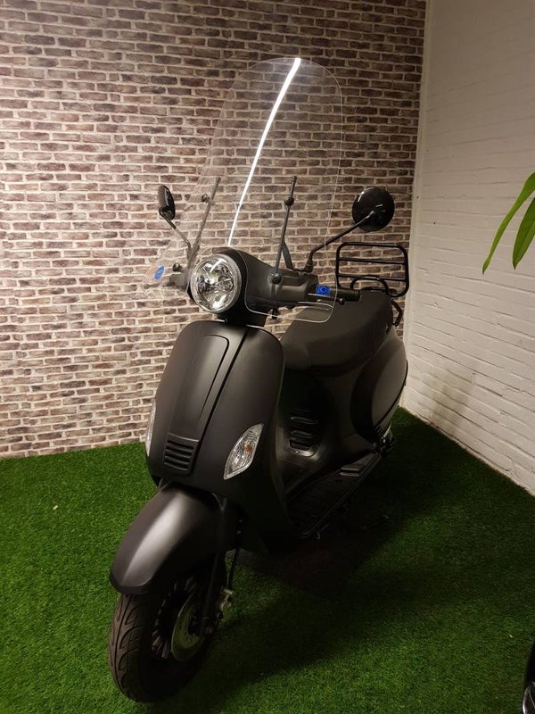 Zeer nette BTC RIVA euro4 snorscooter vespa look 2018! 