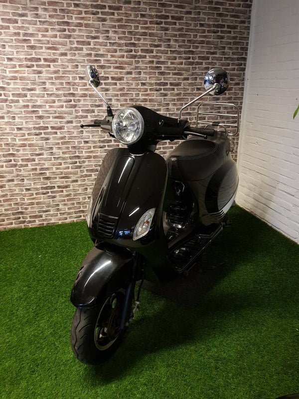 zeer nette Turbho rl50 brommer (Helm plicht) vespa look 2014!