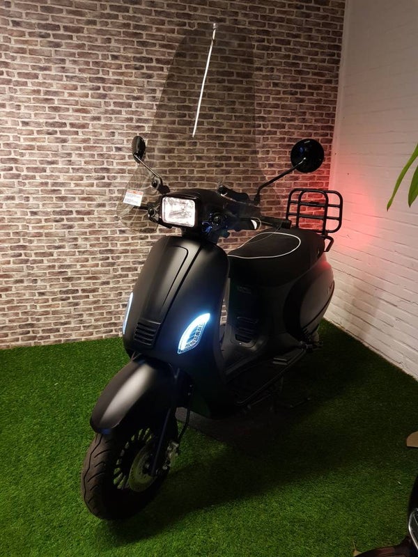 zeer nette Senzo Riva S euro4 snorscooter vespa look 2019 