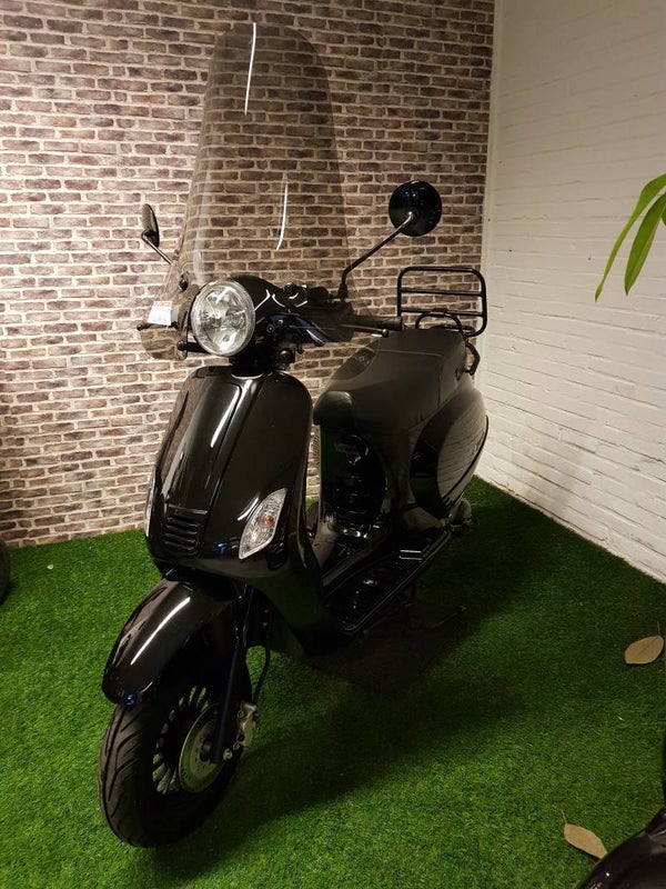 zeer nette Senzo Riva Lux euro4 vespa look Brommer (Helmplicht) 2018 