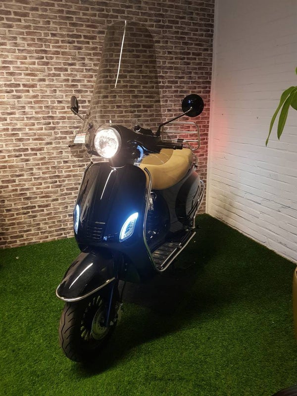 zeer nette Senzo Riva Lux euro4 brommer (helmplicht) vespa look 2019 