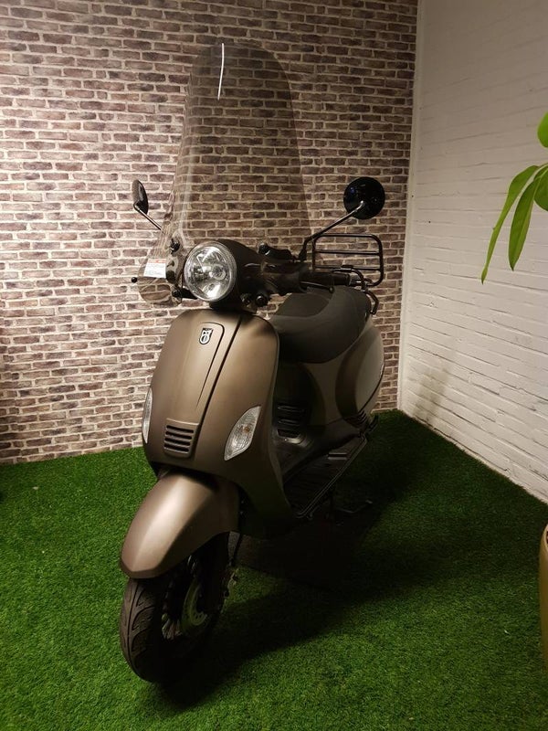 Zeer nette BTC RIVA euro4 snorscooter vespa look 2018 1e eig
