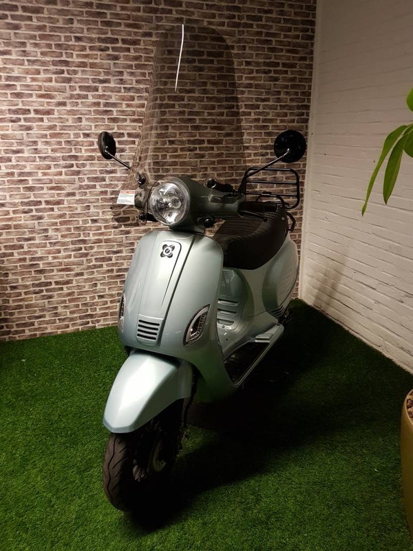 Zo goed als nieuw AGM VX50 euro4 snorscooter vespa look 2019