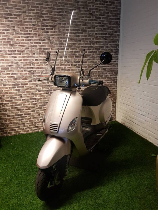 Hierbij een zeer nette RIYA snorscooter vespa look 2017