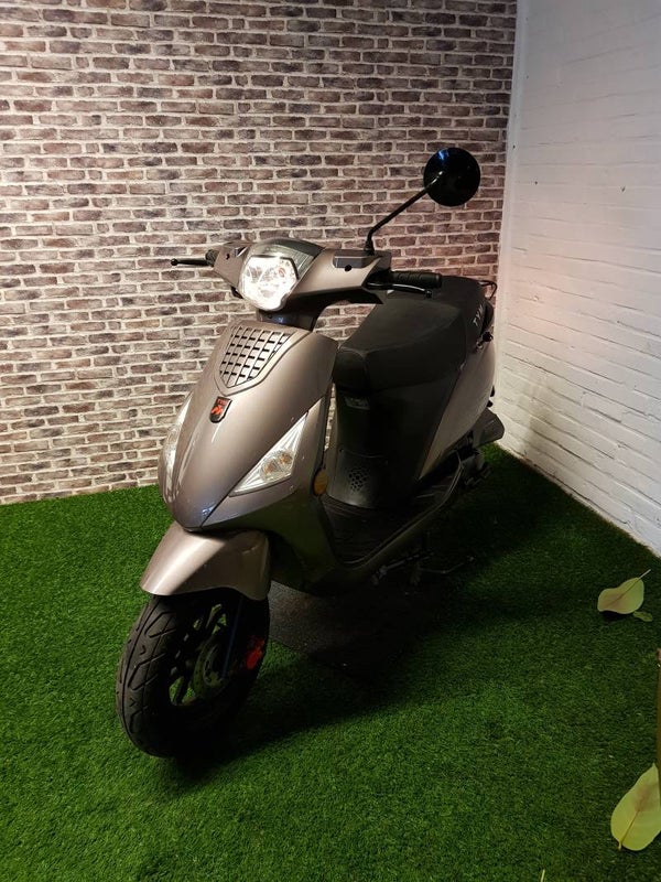 Zeer nette TYM snorscooter zip look 2015 