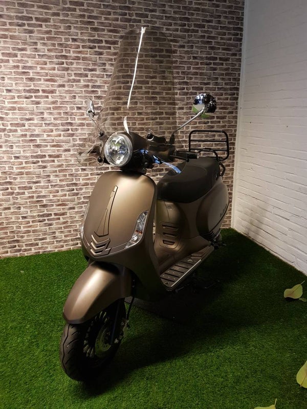 zeer nette La Souris Sourini euro4 brommer (helmplicht) vespa look 2019
