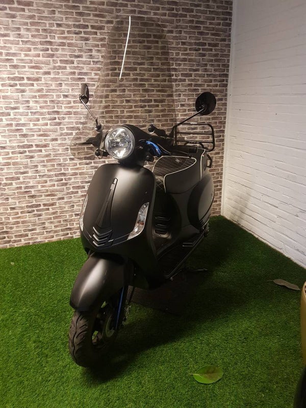 Zeer nette Iva Lux50 euro4 brommer (Helmplicht) vespa look 2019 