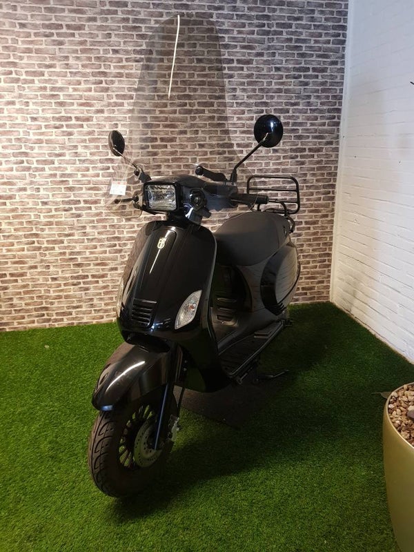 Zeer nette BTC RIVA snorscooter vespa look 201