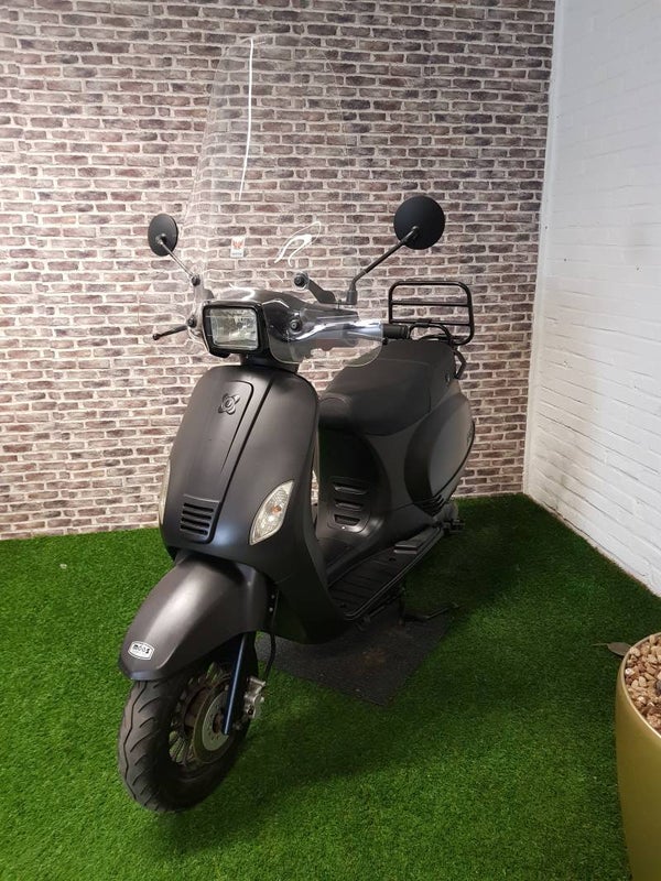 zeer nette AGM X50 snorscooter vespa look 2017