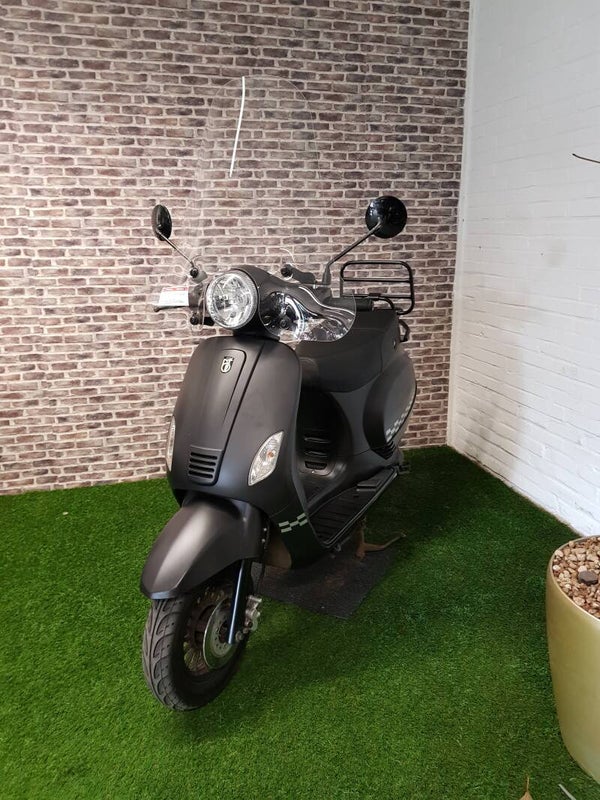 Zeer nette BTC RIVA snorscooter vespa look 2016