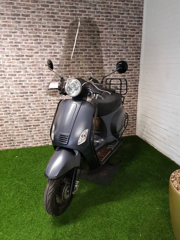 zeer nette Senzo Riva Lux euro4 snorscooter vespa look 2018 