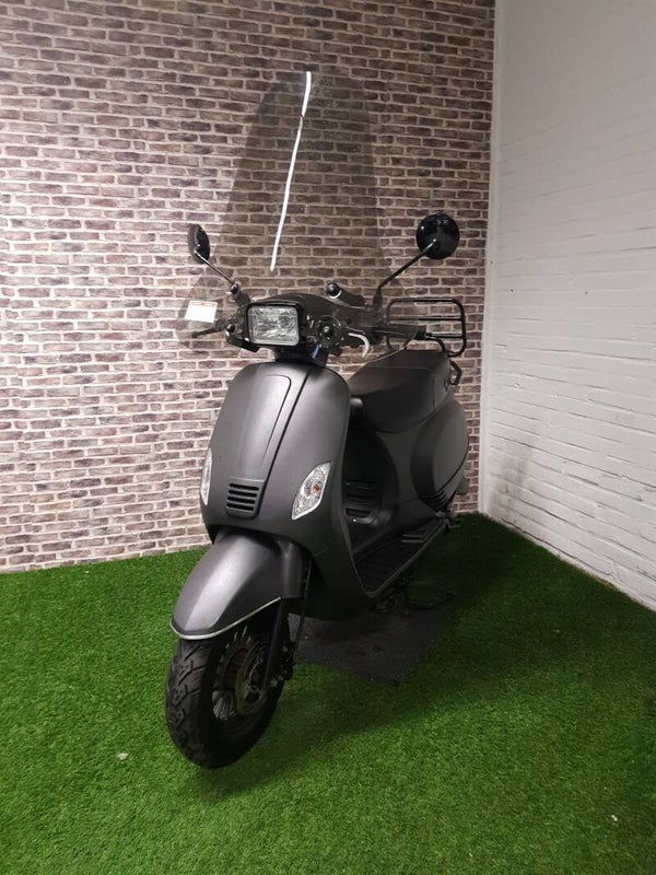 Zeer nette Turbho snorscooter vespa look 2017 