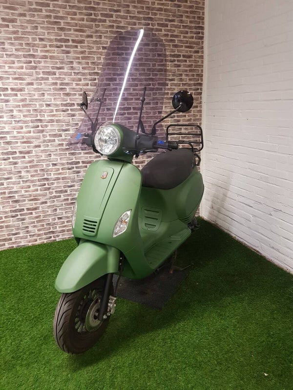 zo goed als nieuwe La Souris Sourini euro4 snorscooter Vespa look 2019