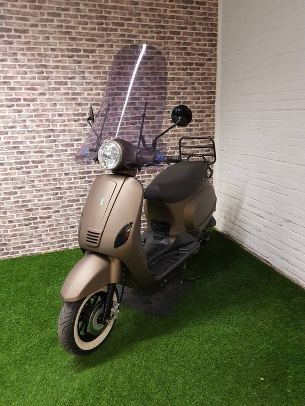 Zo goed als nieuwe TYM snorscooter euro4 vespa look 2018 