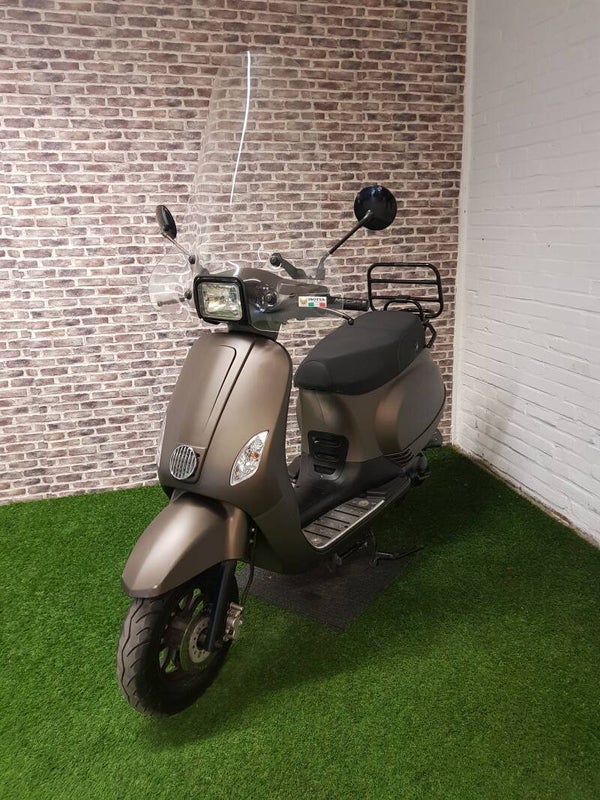 Zeer nette TYM snorscooter vespa look 2016