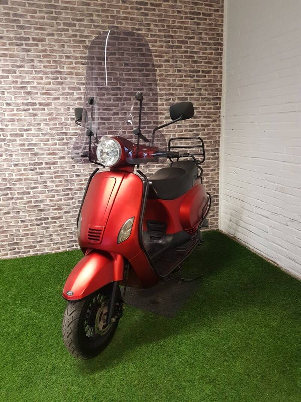Zeer nette Juneng GTS euro4 snorscooter vespa look 2018 