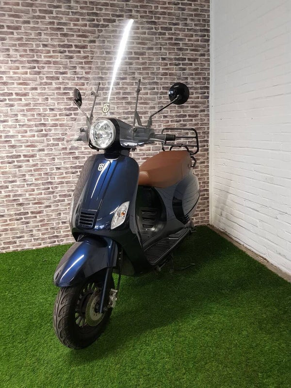 Zeer  nette BTC RIVA snorscooter vespa look 201