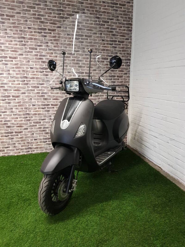 Zeer nette La Souris Vespelini S snorscooter vespa look 2017