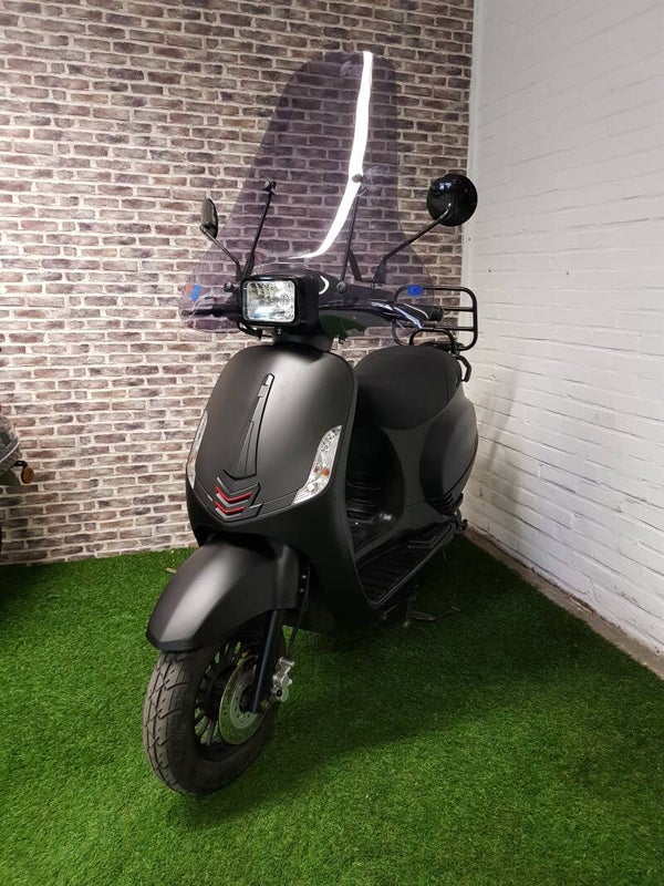 Zo goed als nieuwe  BTC RIVA  snorscooter vespa look 2020