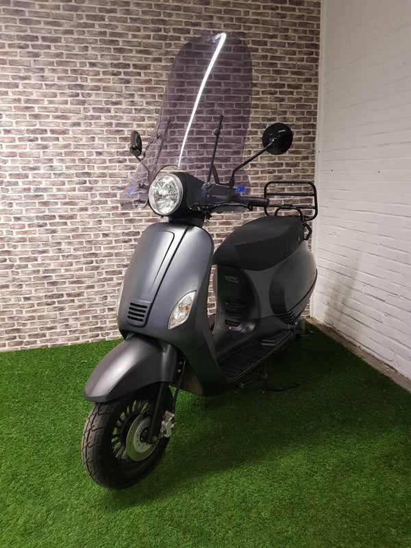 Zeer nette BTC RIVA euro4 snorscooter vespa look 2019