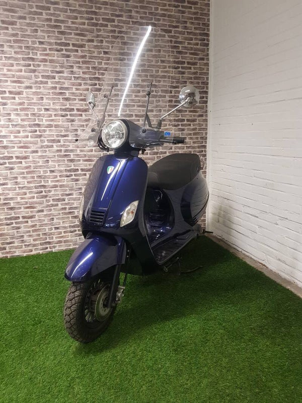 Nette AGM VX 50 brommer (helmplicht)!! vespa look 2016